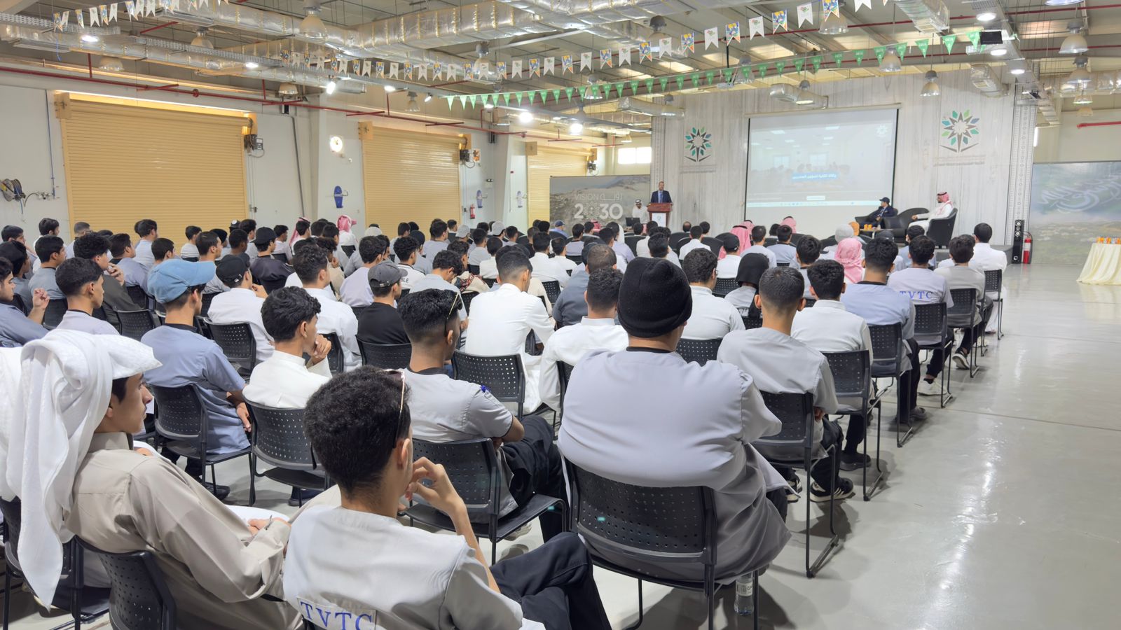 اثناء كلمة العميد فالمسرح.jpg